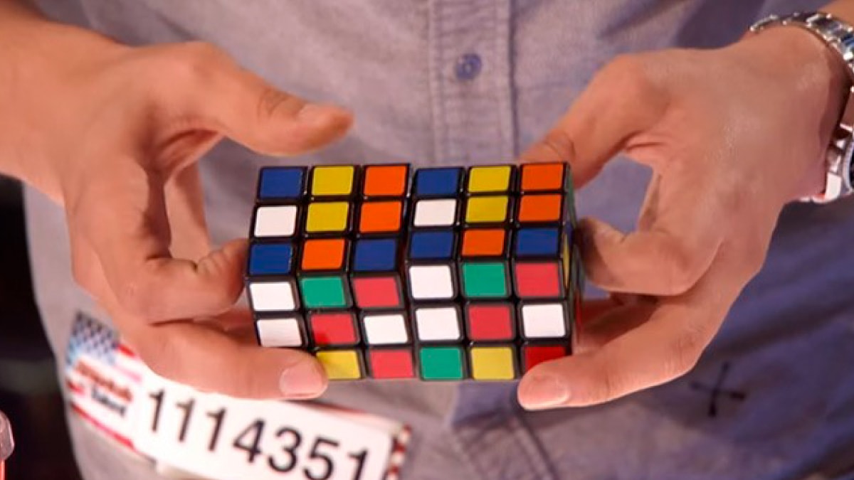 Sorprenden a audiencia haciendo trucos de magia con cubos Rubik – Post