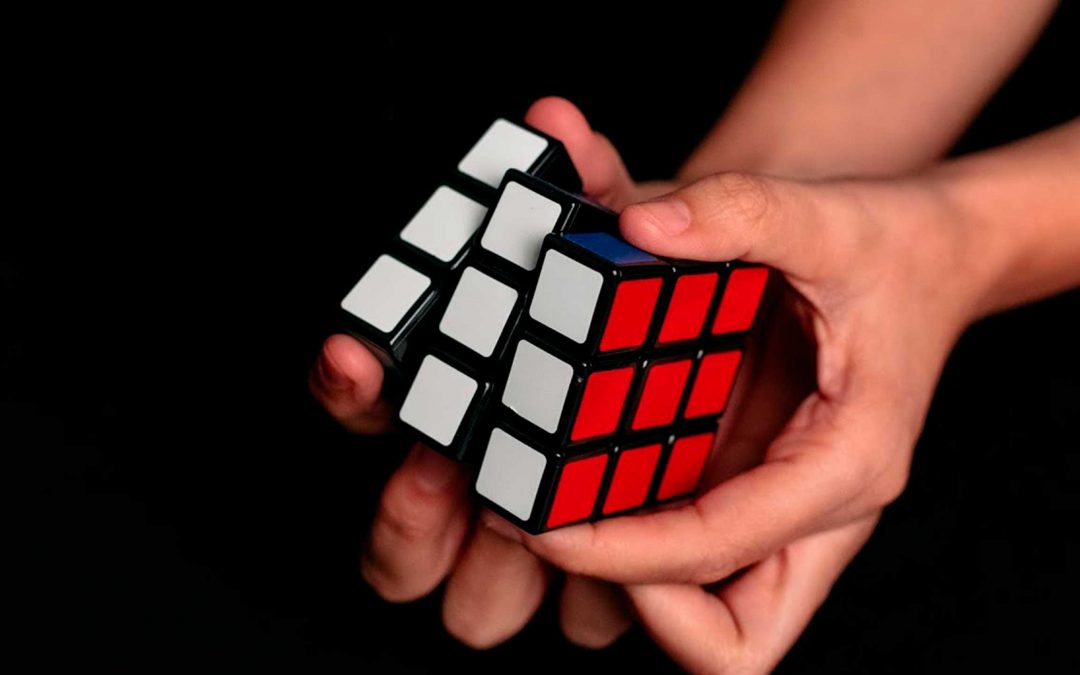 Sorprenden a audiencia haciendo trucos de magia con cubos Rubik